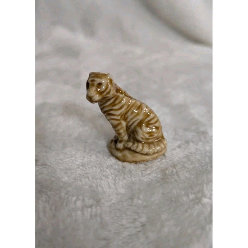 Wade Whimsies England Red Rose Tea Miniature Sitting Tiger Figurine